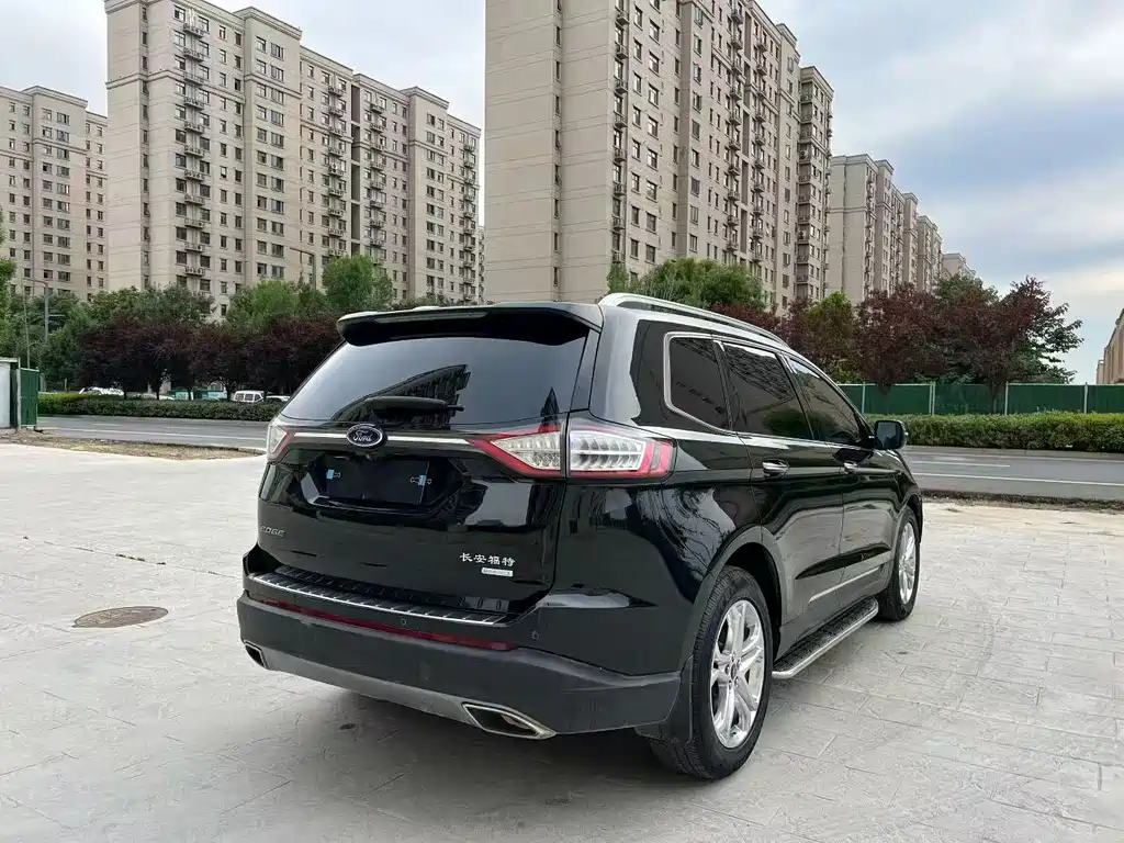 Edge EcoBoost 245 4 WD Grand Sharp 7-seat