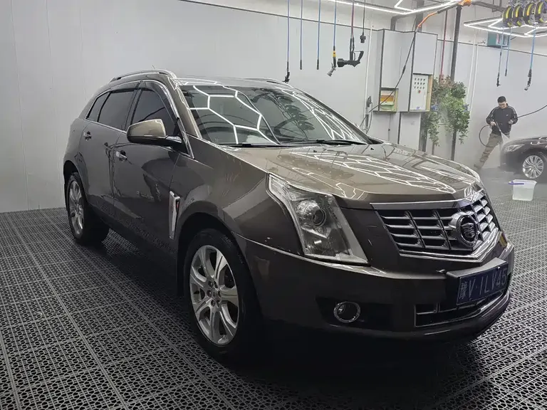 Cadillac SRX 3.0 L Leading