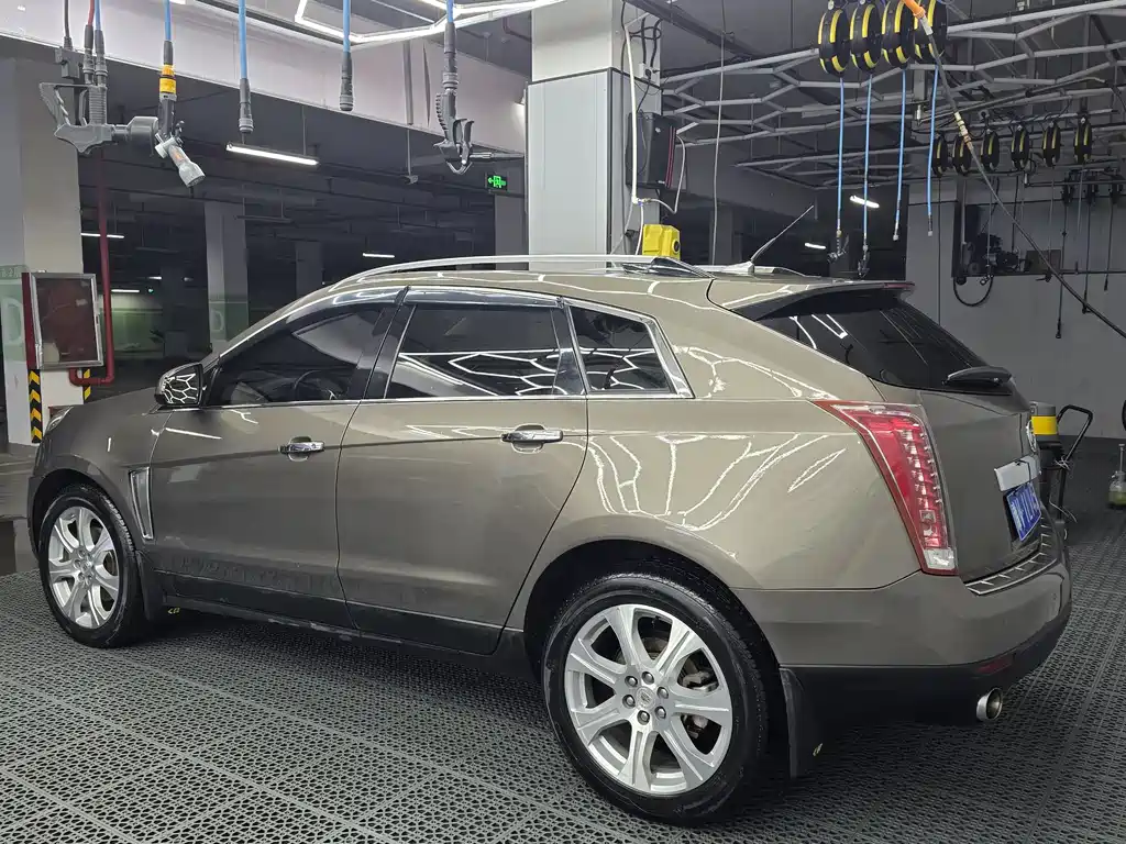 Cadillac SRX 3.0 L Leading