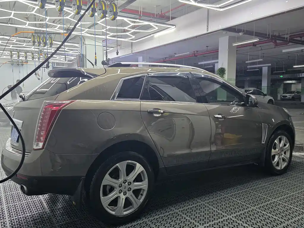 Cadillac SRX 3.0 L Leading