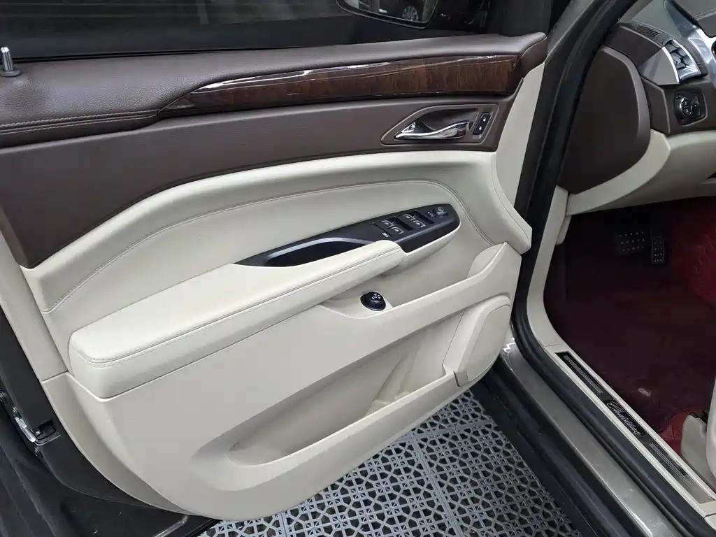 Cadillac SRX 3.0 L Leading