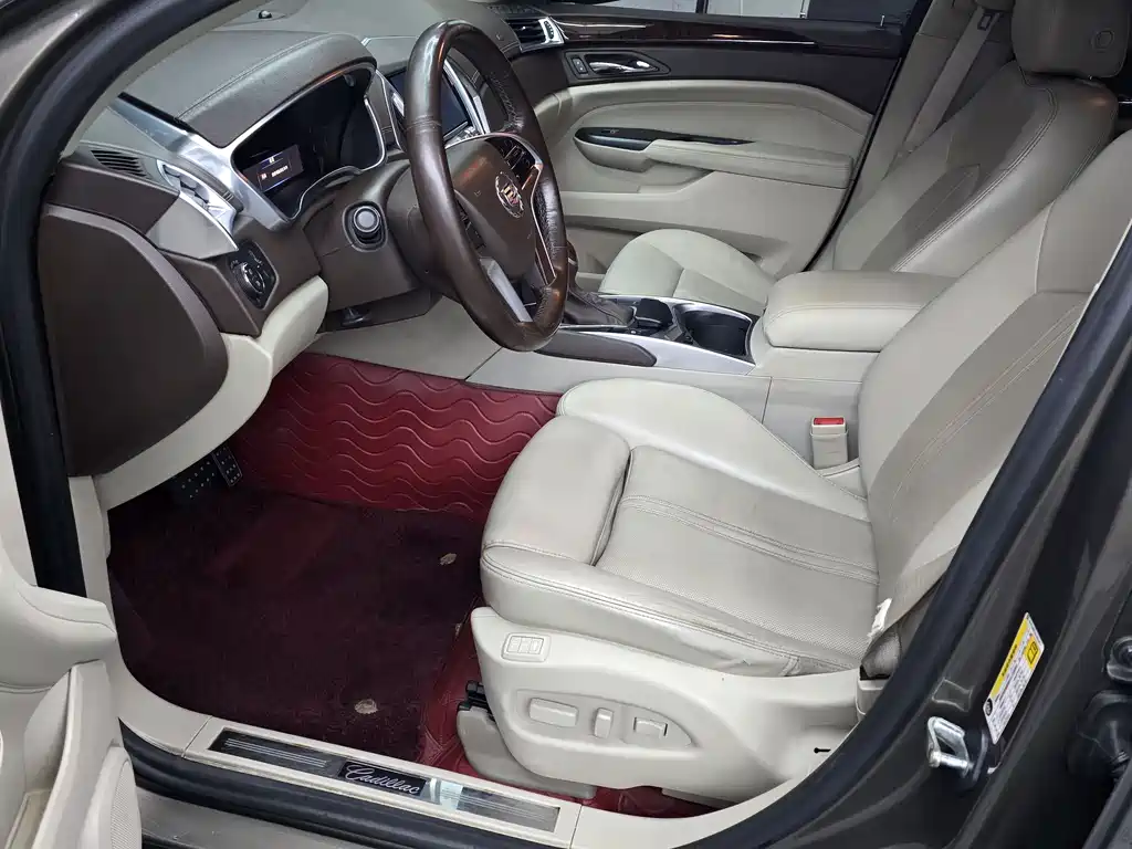 Cadillac SRX 3.0 L Leading