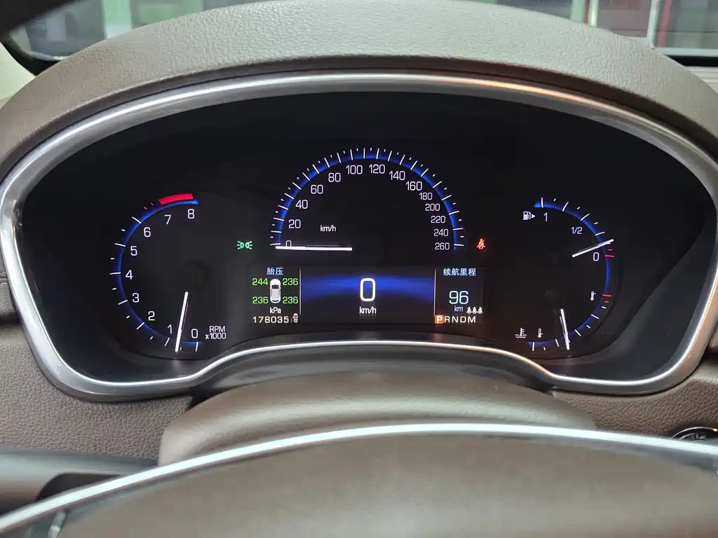Cadillac SRX 3.0 L Leading