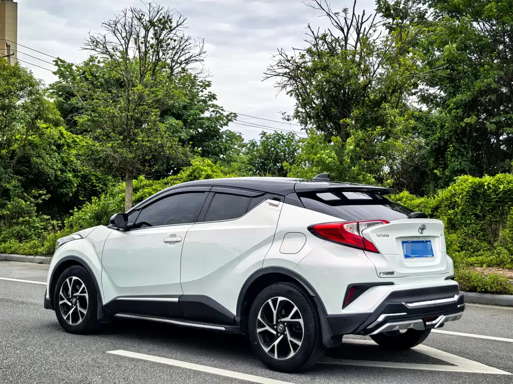 Toyota C-HR 2.0 L Leading Sunroof CN-V