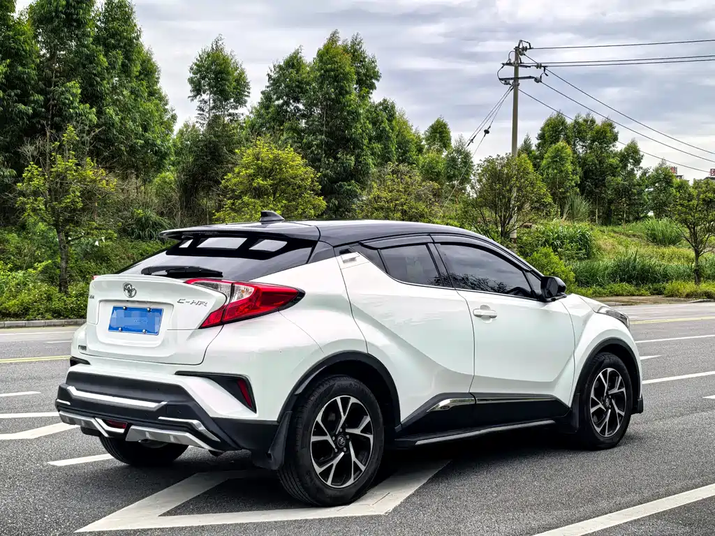 Toyota C-HR 2.0 L Leading Sunroof CN-V