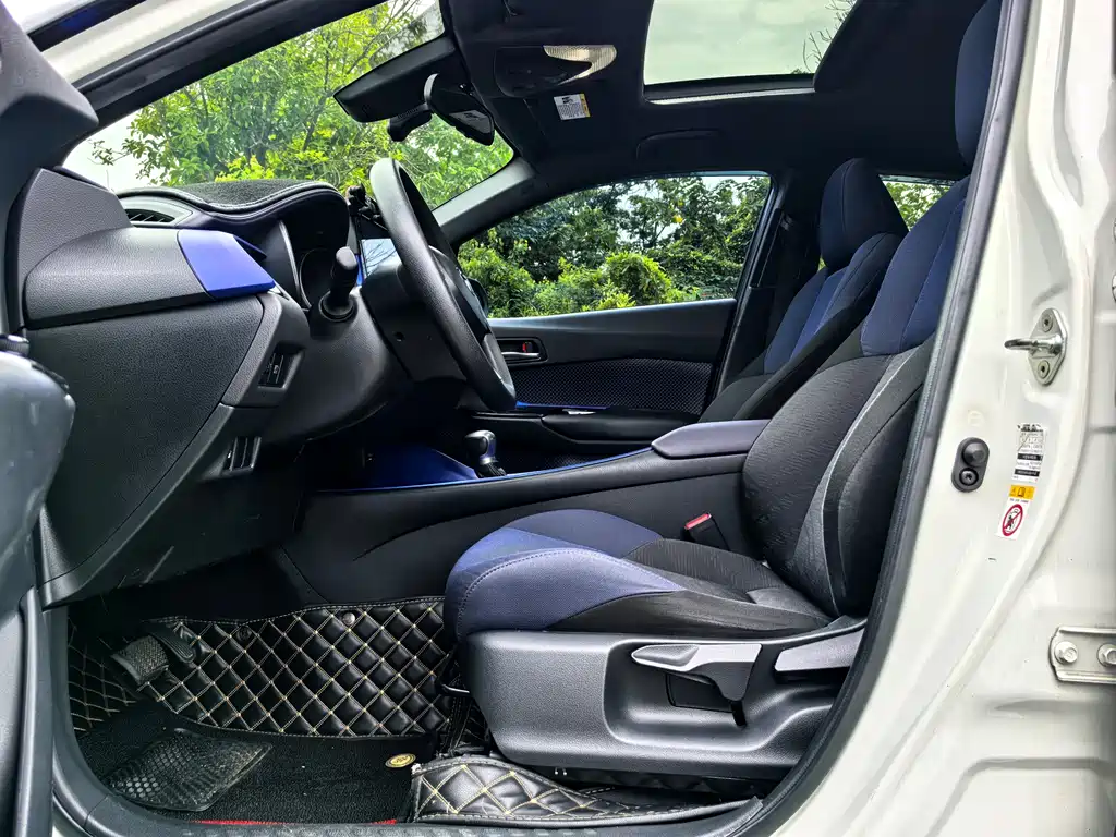 Toyota C-HR 2.0 L Leading Sunroof CN-V