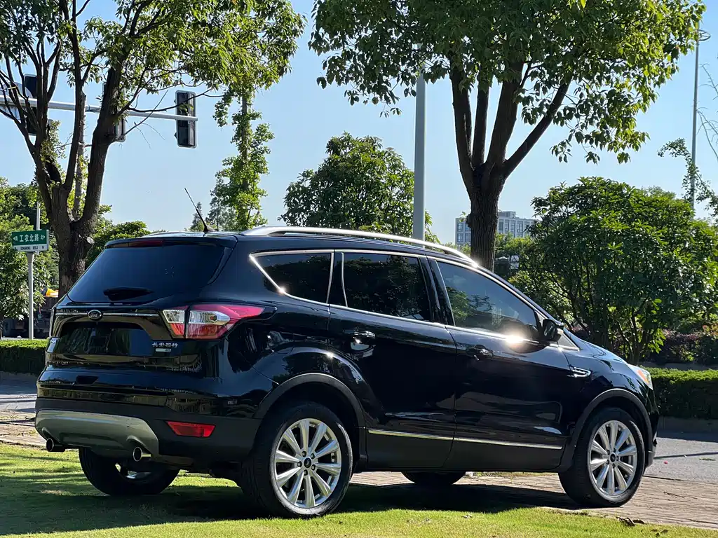 Kuga EcoBoost 245 4 WD Supreme Wing
