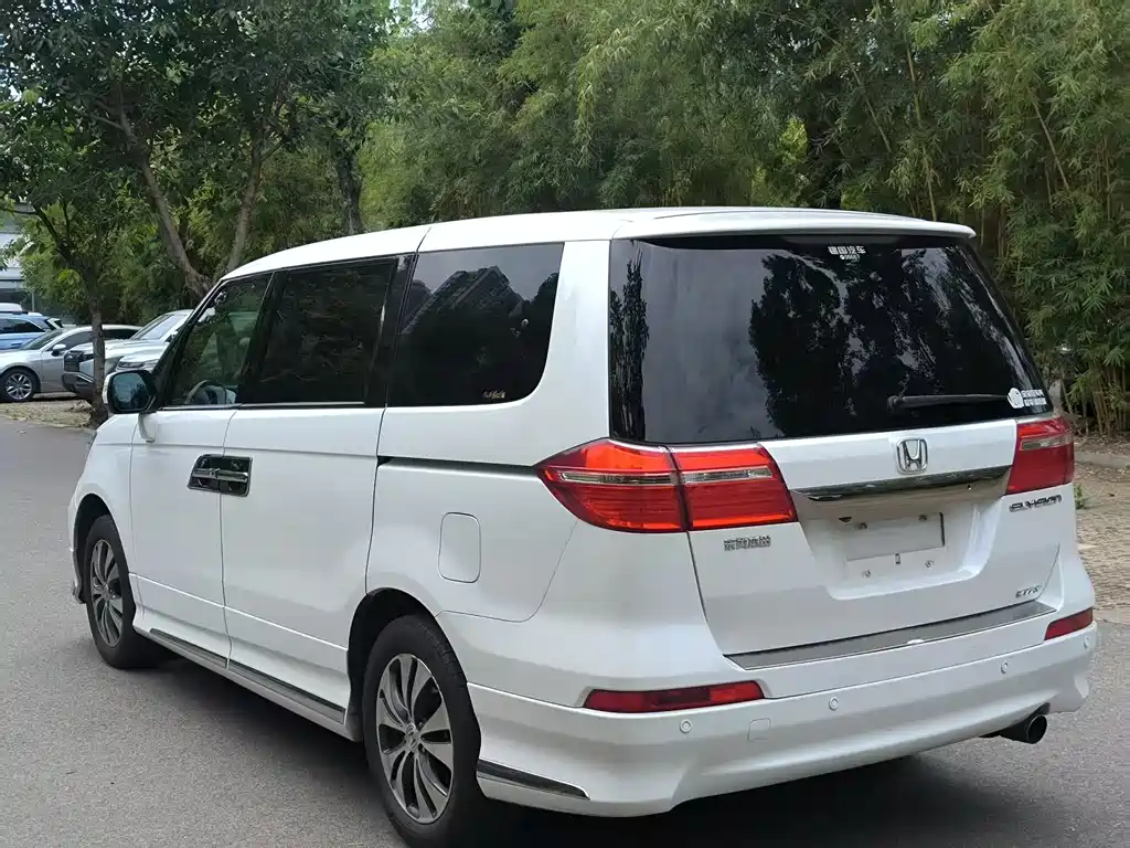 Elysion 2.4 L VTi-S Distinguished