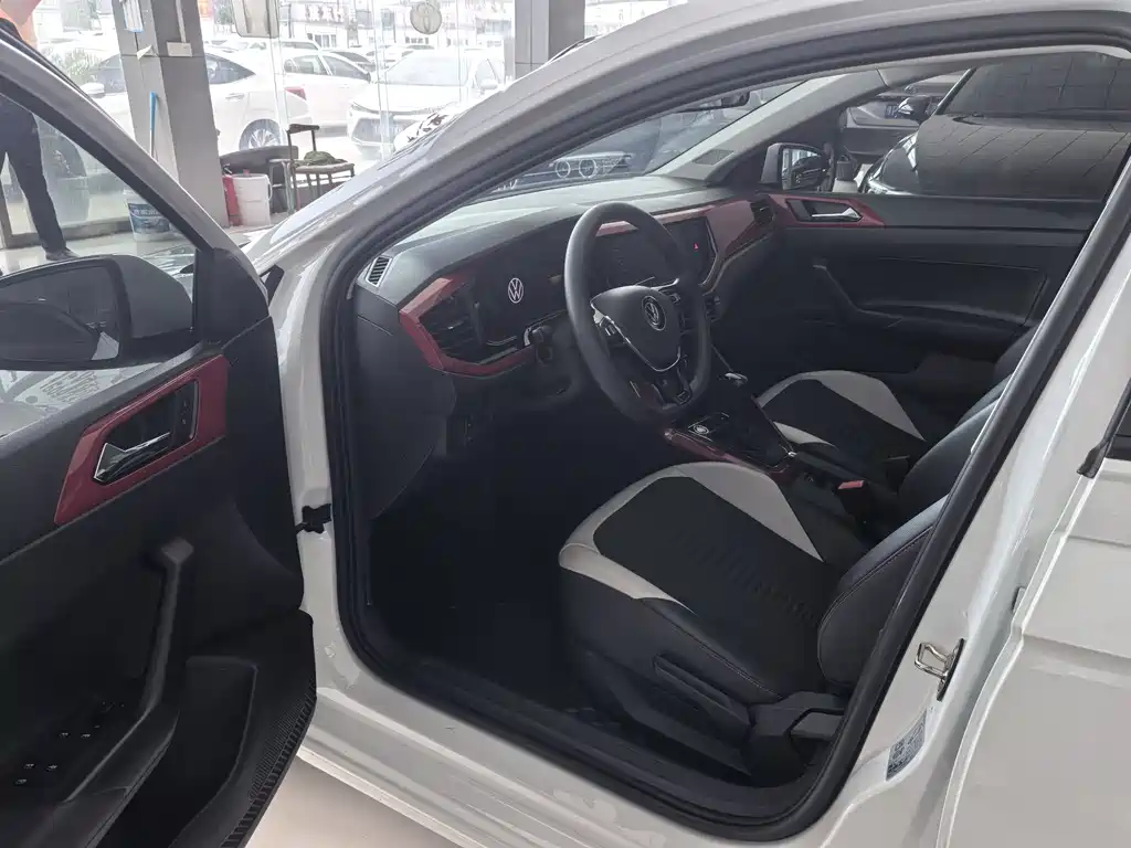 Polo Plus 1.5 L Auto Colorful Tech