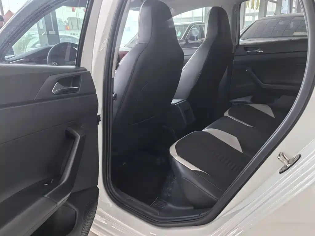 Polo Plus 1.5 L Auto Colorful Tech