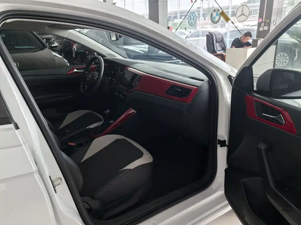Polo Plus 1.5 L Auto Colorful Tech