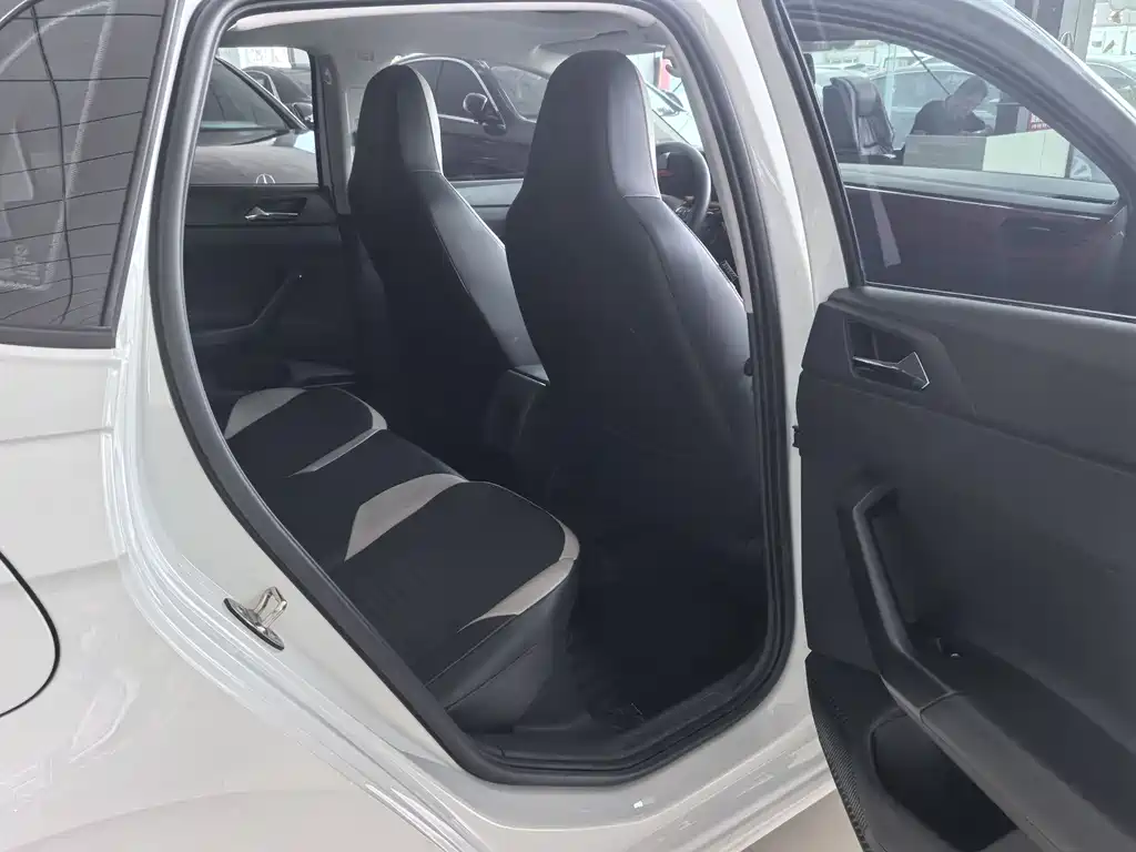 Polo Plus 1.5 L Auto Colorful Tech