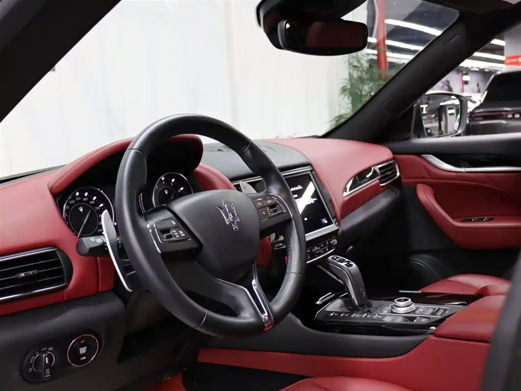 Levante 2.0 T GT Sharp Edge