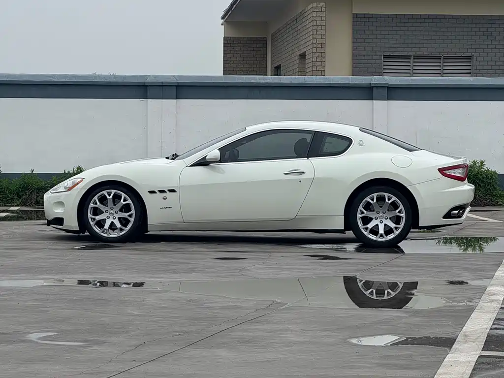 GranTurismo 4.2 L Standard
