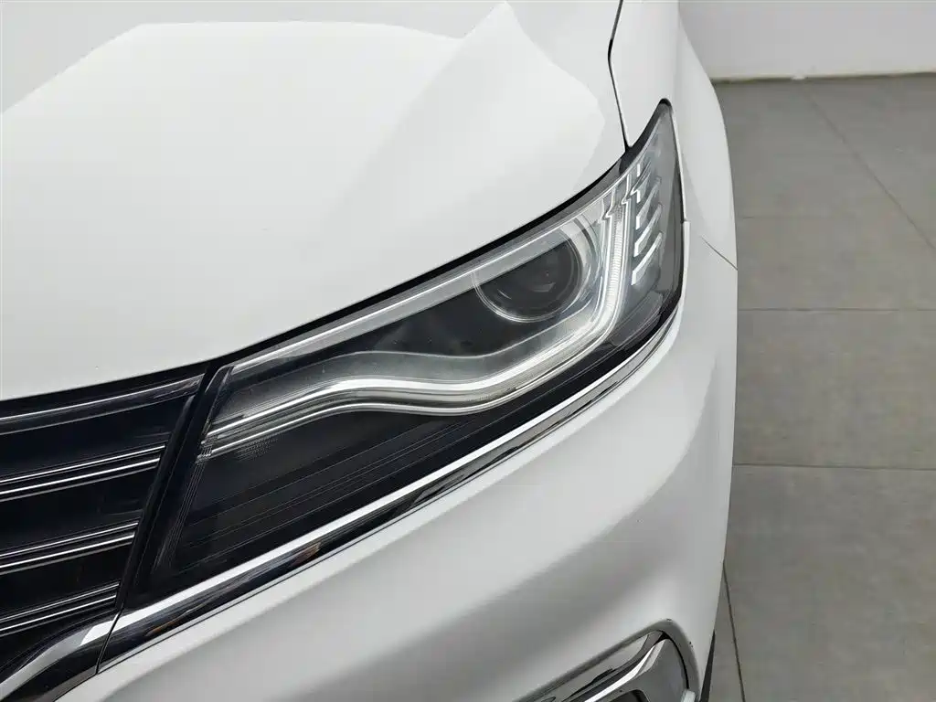 Roewe RX5 20 T 2 WD Manual Flagship