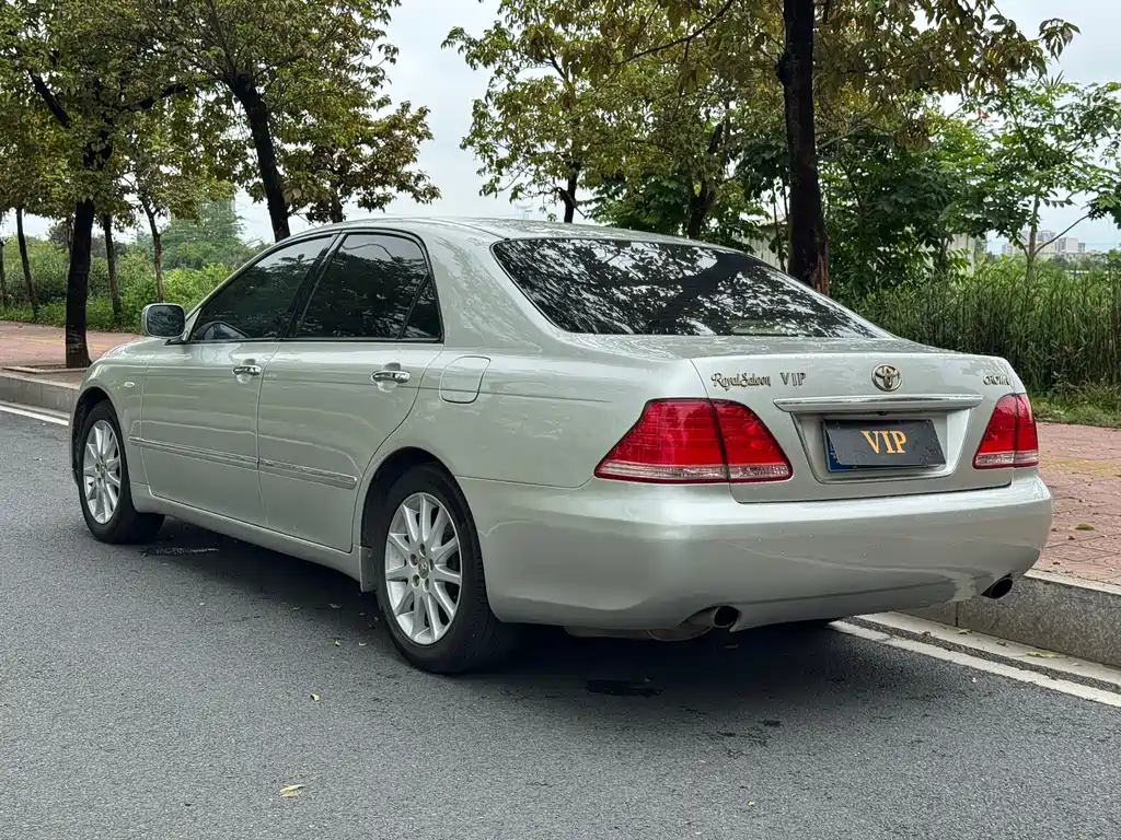 Crown 3.0 L Royal Saloon