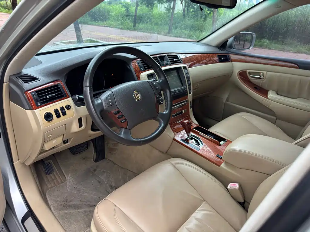 Crown 3.0 L Royal Saloon