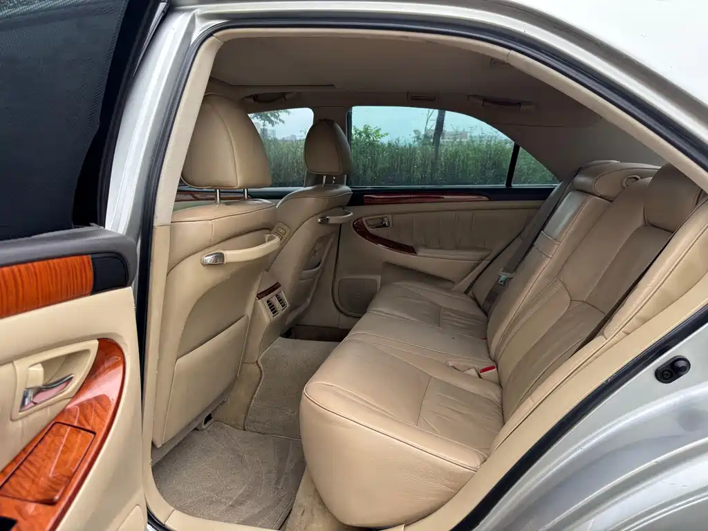 Crown 3.0 L Royal Saloon