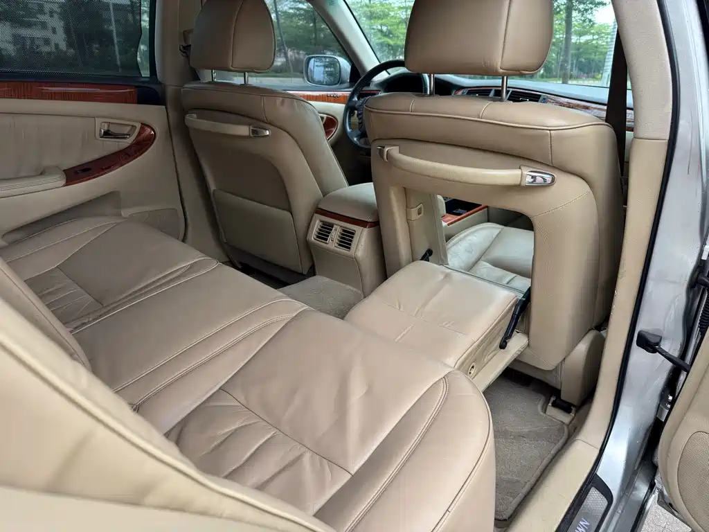 Crown 3.0 L Royal Saloon
