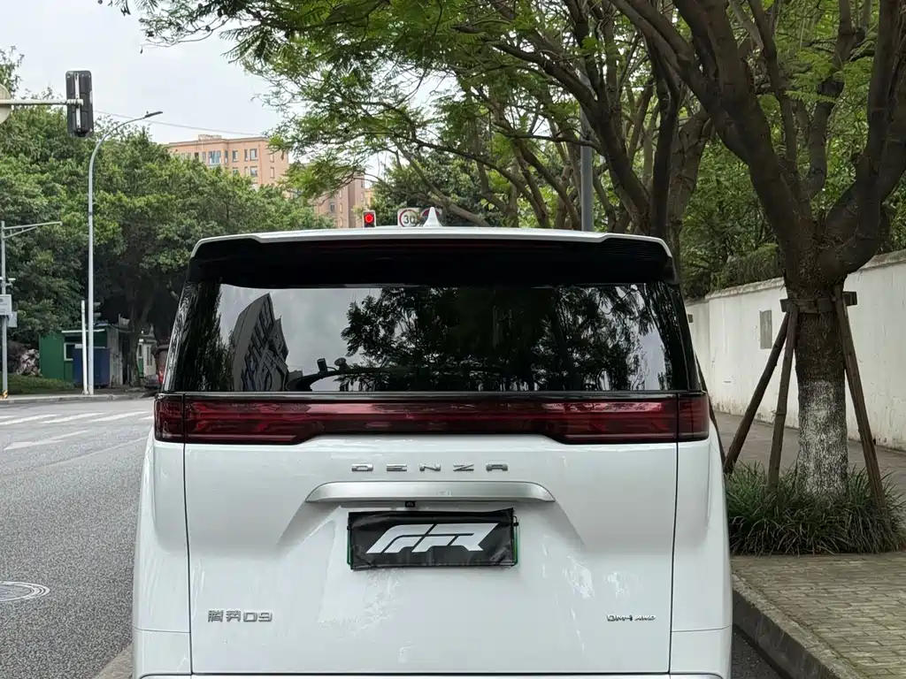 Denza D9 DM-i 970 4 WD Flagship