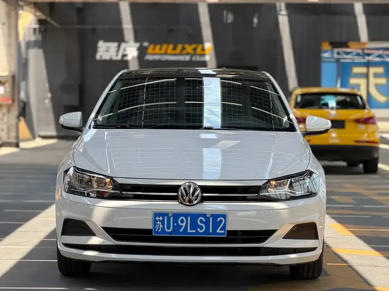 Volkswagen Polo Plus 1.5 L Auto Colorful Tech
