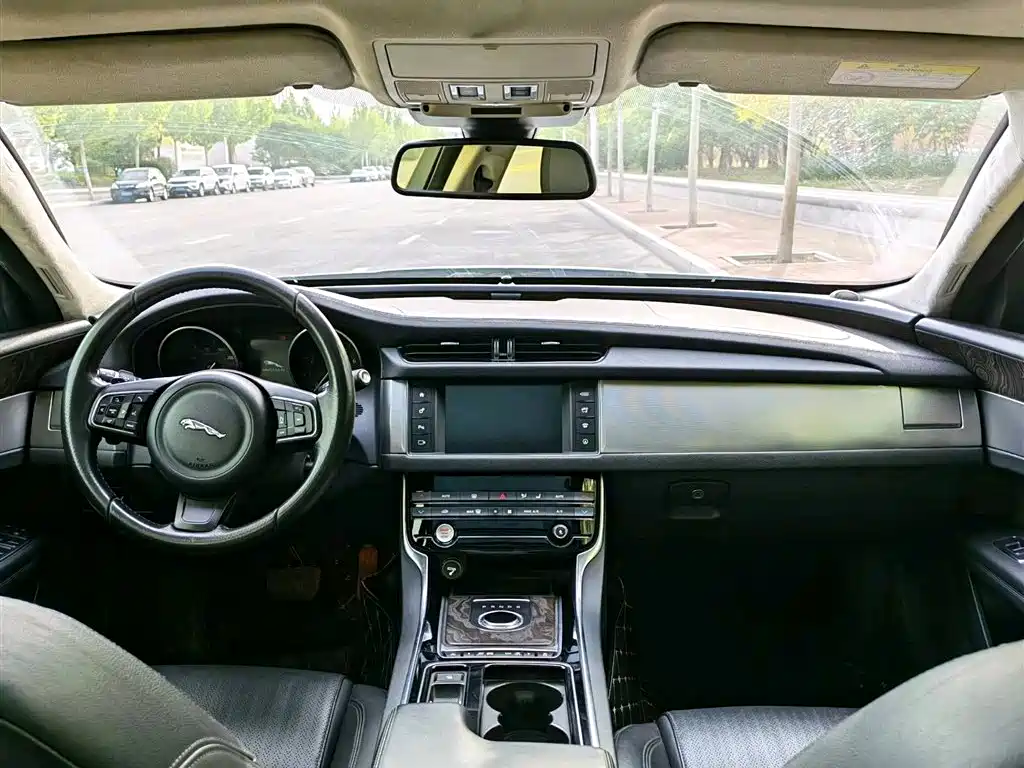 Jaguar XFL XFL 2.0 T 240 PS Luxury