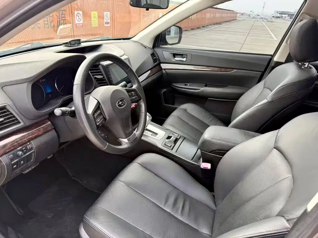 Outback 2.5 i Luxury