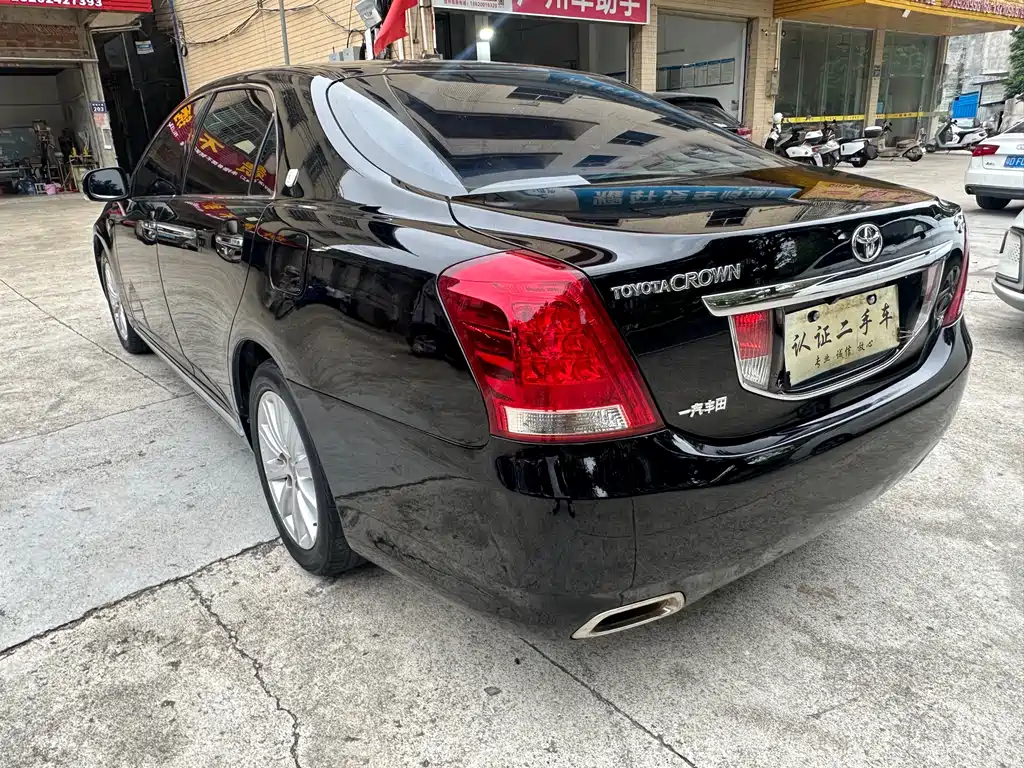 Crown 2.5 L Royal Leather Sunroof