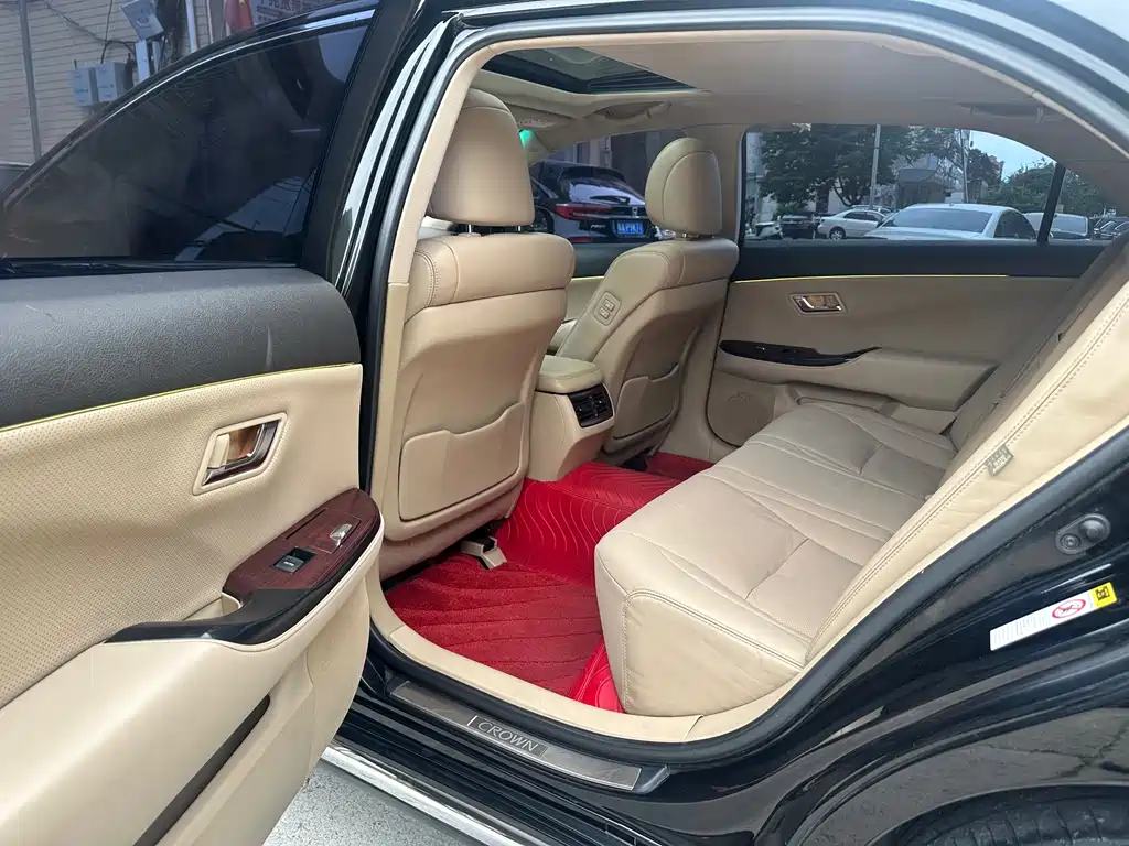 Crown 2.5 L Royal Leather Sunroof