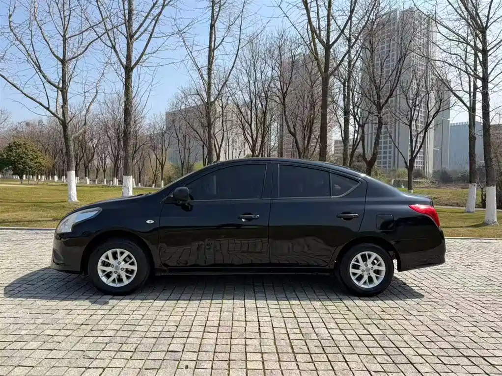 Sunny 1.5 XE CVT Leading