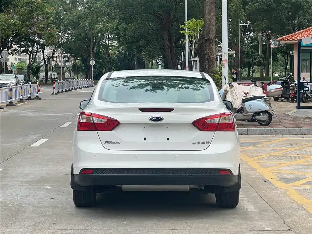 Focus Sedan 1.6 L Auto Comfort