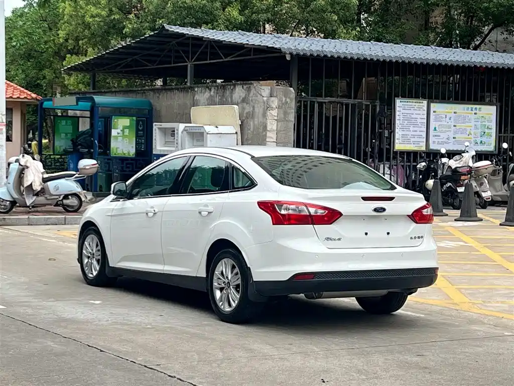 Focus Sedan 1.6 L Auto Comfort