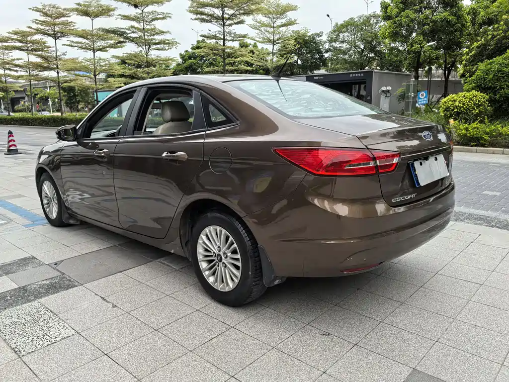 Escort 1.5 L Auto Comfort