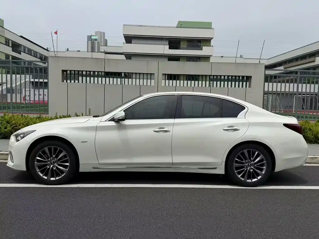 Infiniti Q50 L 2.0 T Progressive Enjoyment CN-V