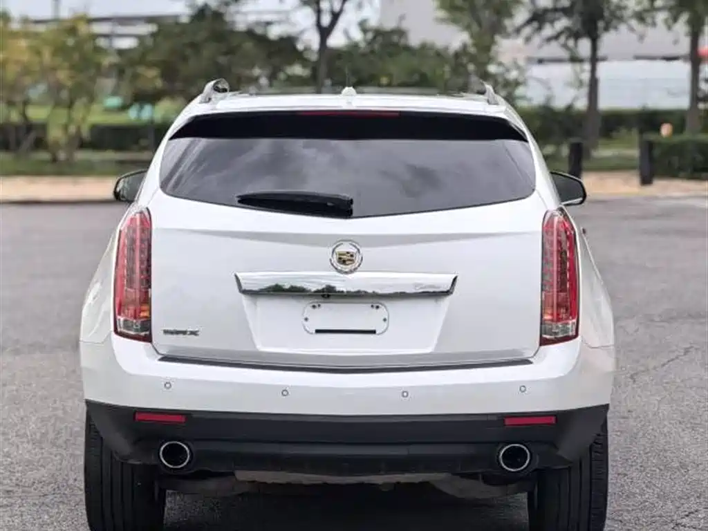 Cadillac SRX 3.0 L Leading