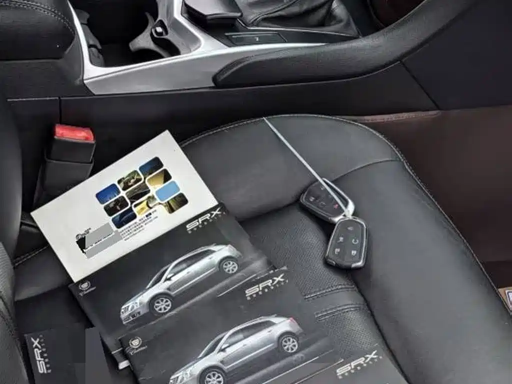 Cadillac SRX 3.0 L Leading