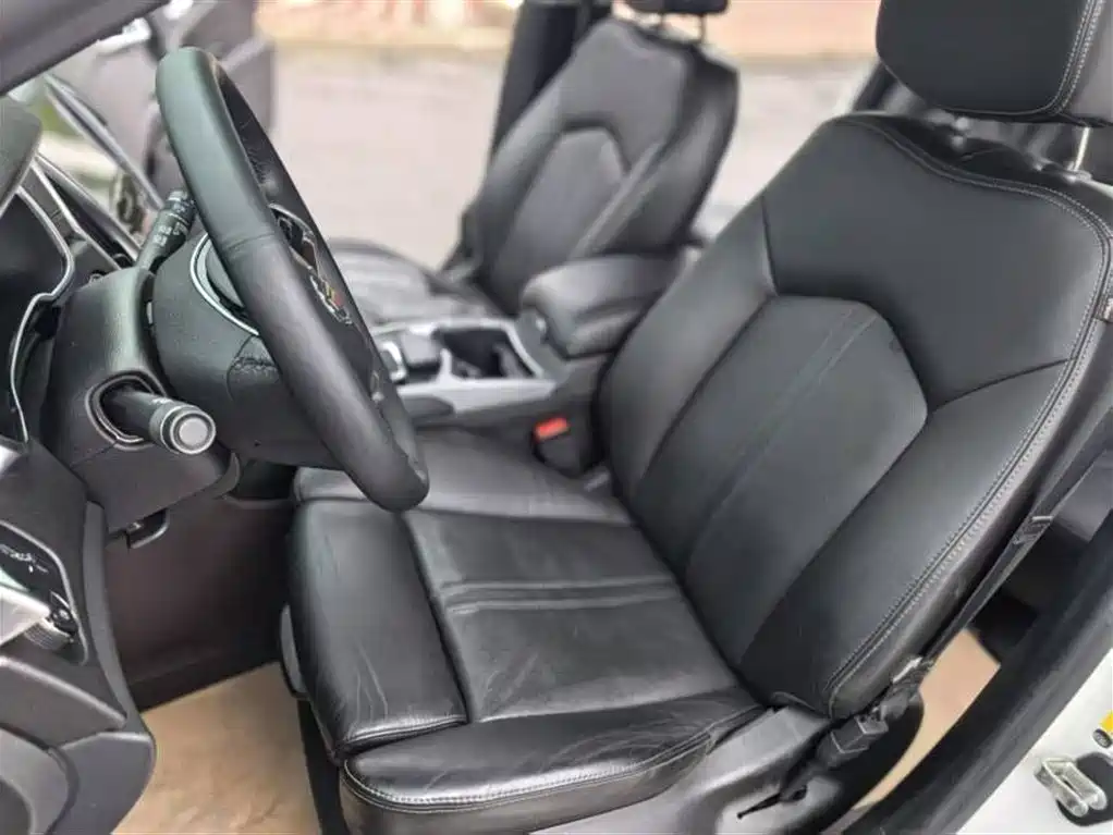 Cadillac SRX 3.0 L Leading