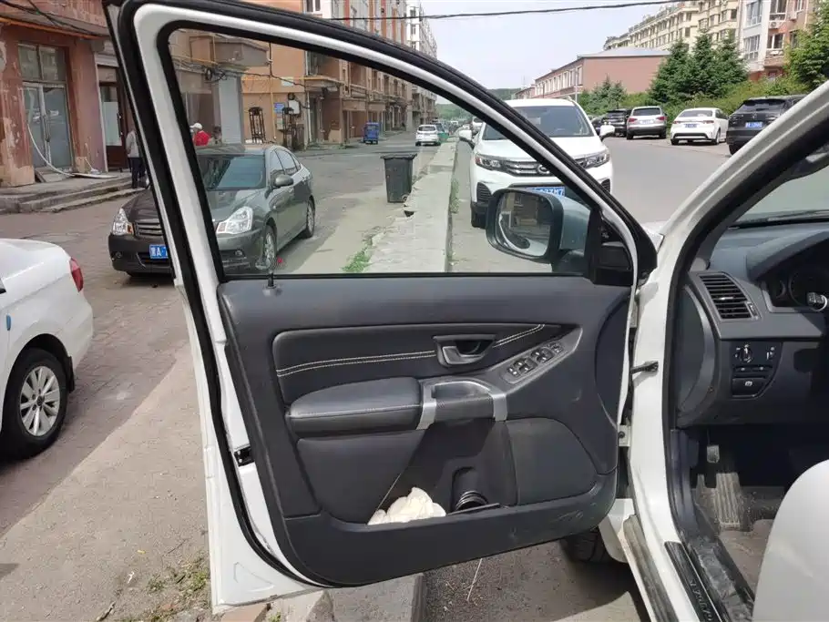 Volvo XC90 沃尔沃XC90 2012款 改款 2.5 T 行政版