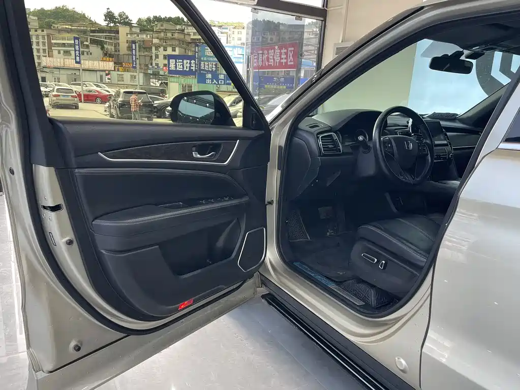 Honda UR-V 370 TURBO 2 WD Graceful