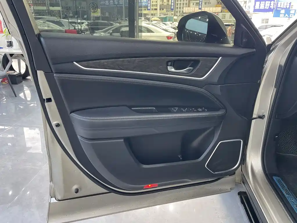 Honda UR-V 370 TURBO 2 WD Graceful