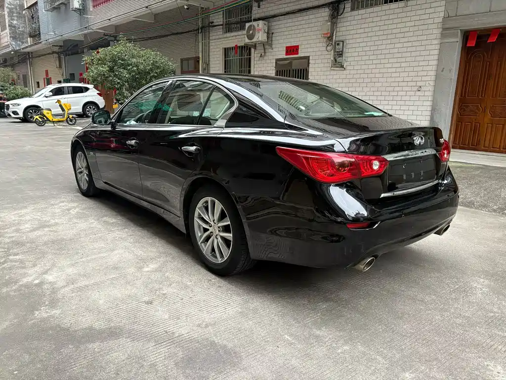 Infiniti Q50 2.0 T Luxury