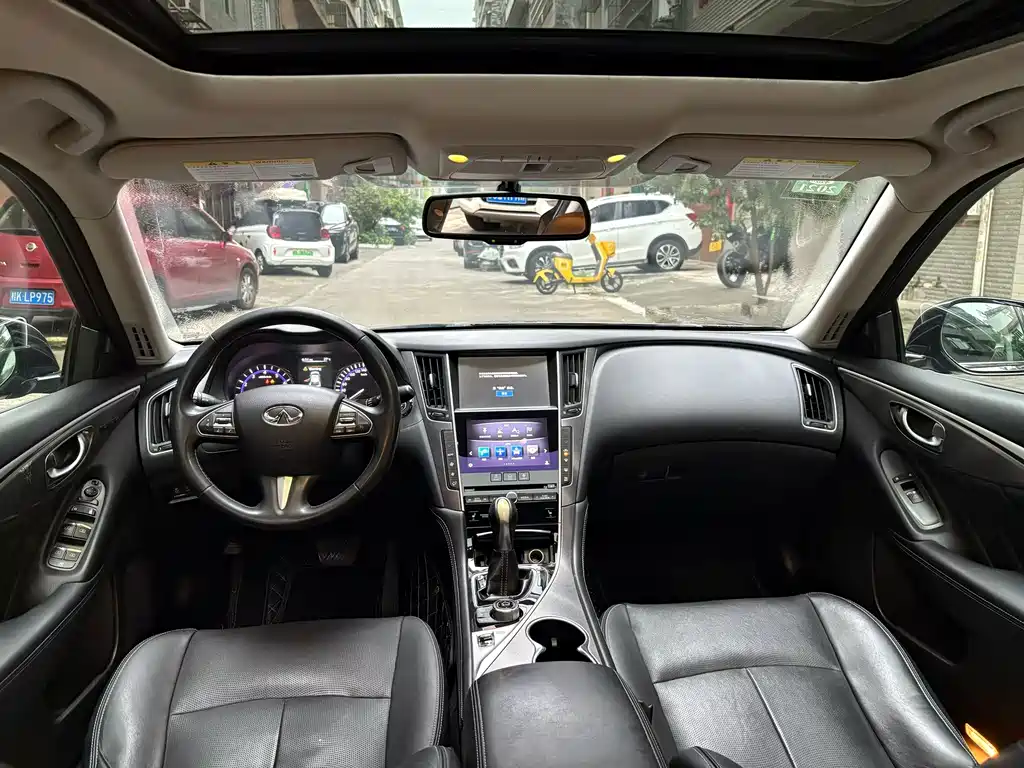 Infiniti Q50 2.0 T Luxury