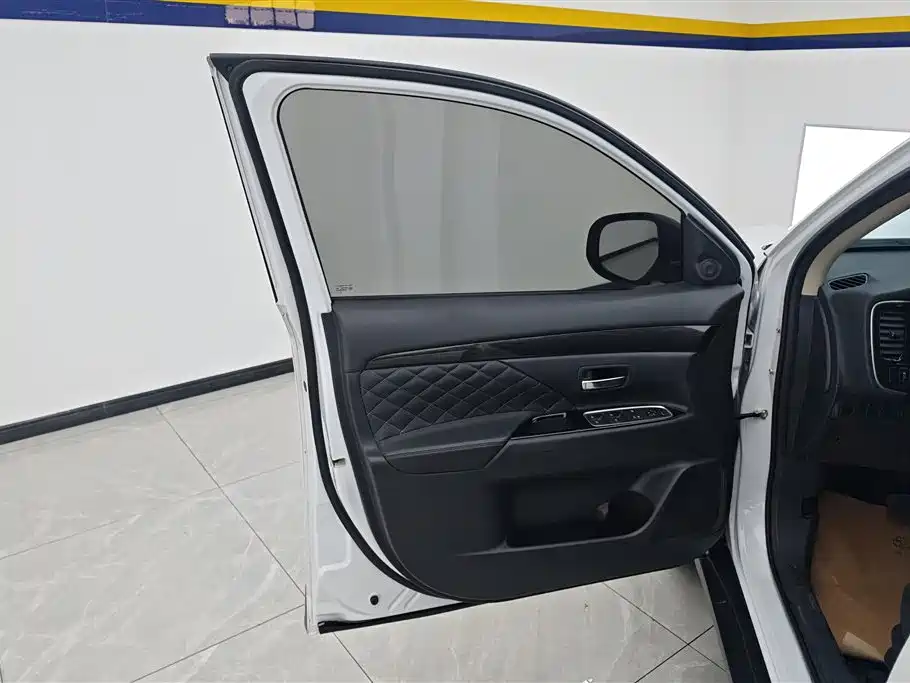 Outlander 2.4 L 4 WD Enjoyment 5-seat
