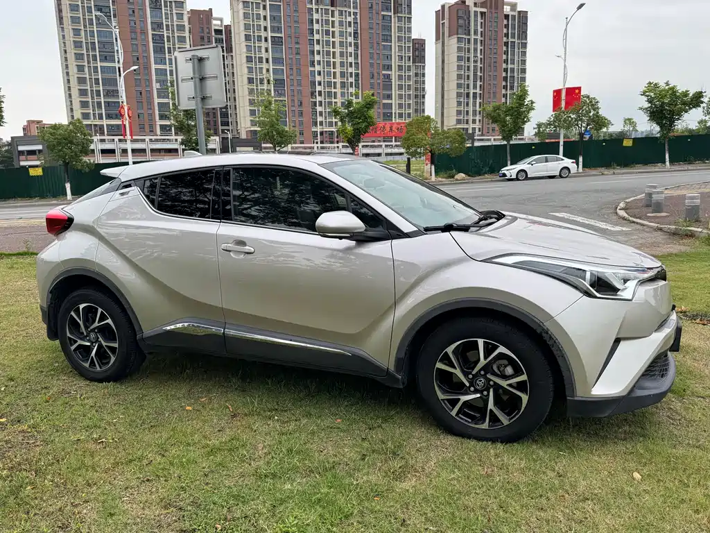 Toyota C-HR 2.0 L Leading Sunroof CN-V