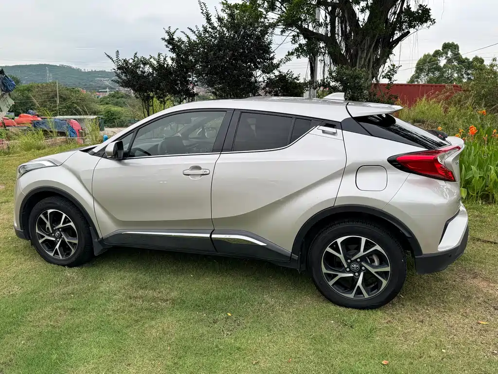 Toyota C-HR 2.0 L Leading Sunroof CN-V