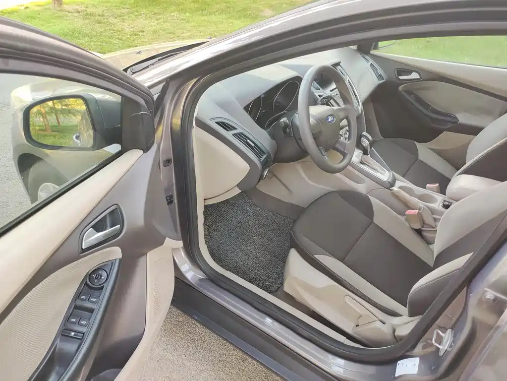 Focus Sedan 1.6 L Auto Comfort