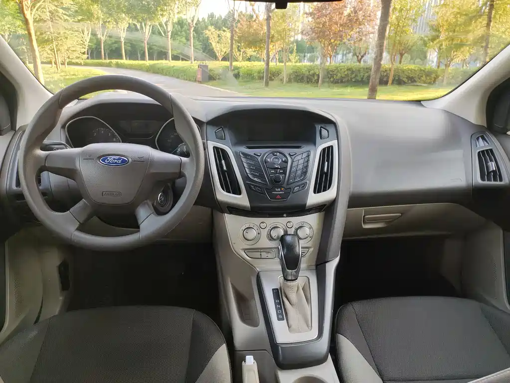 Focus Sedan 1.6 L Auto Comfort
