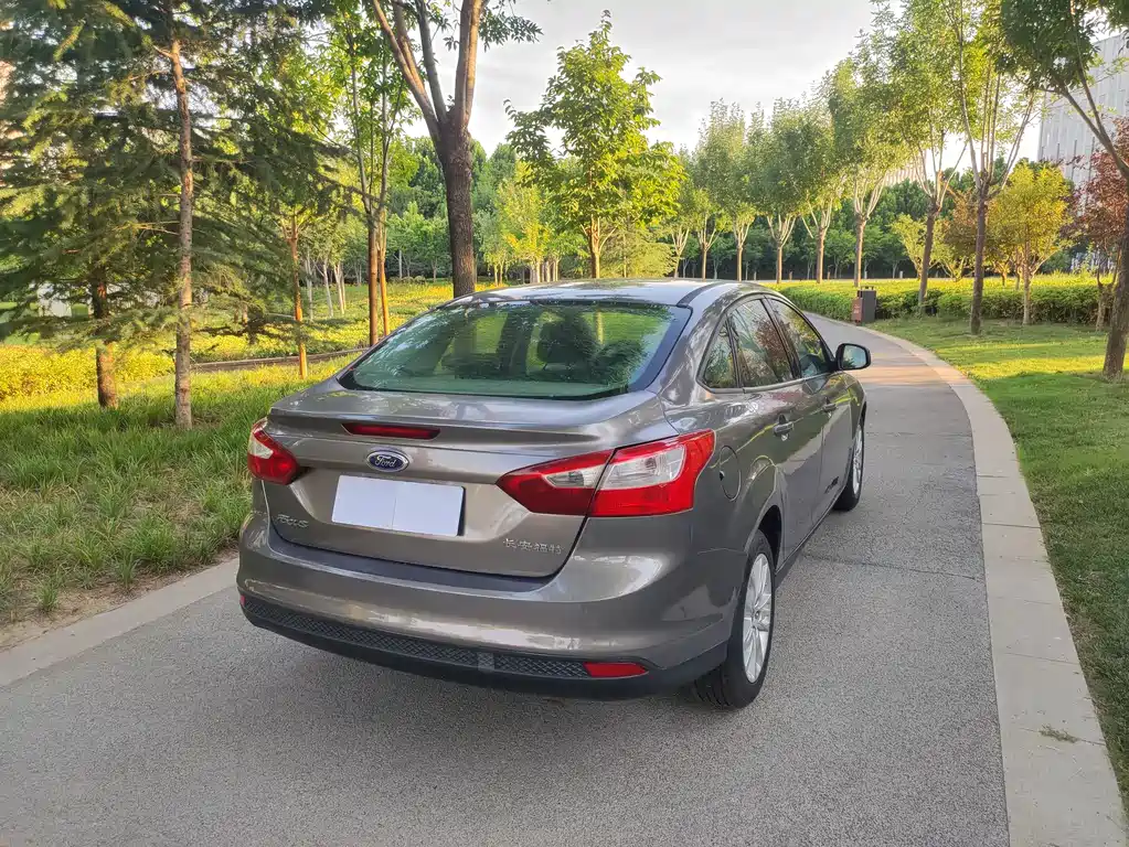 Focus Sedan 1.6 L Auto Comfort