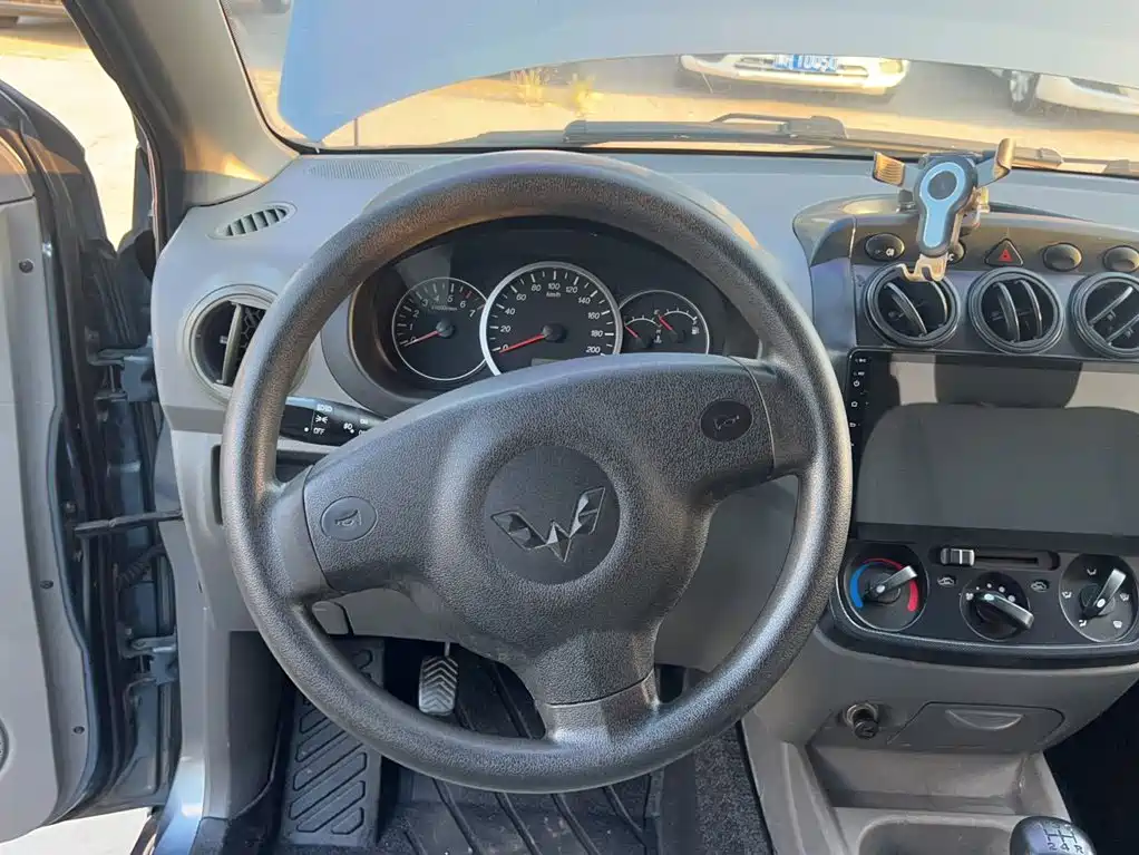 Wuling Hongguang 1.5 L Basic
