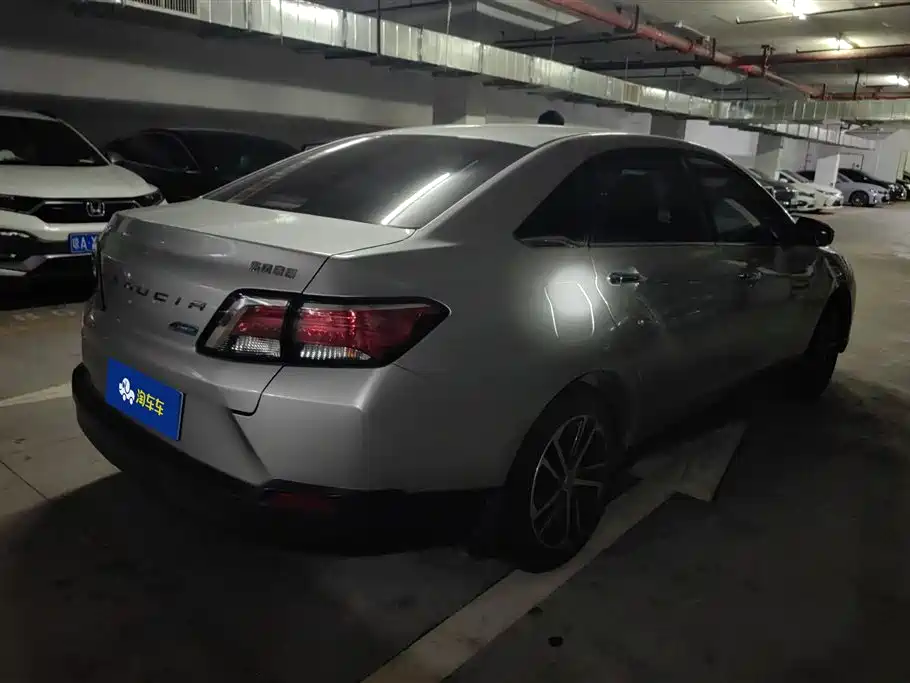 Venucia D60 1.6 L CVT Connected Elite